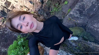 Украинская красотка Анна не понимает, как можно путешествовать без секса на природе