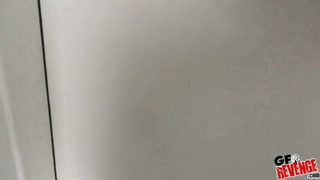 Веселая телка с членом во рту ласкает голову перед сексом